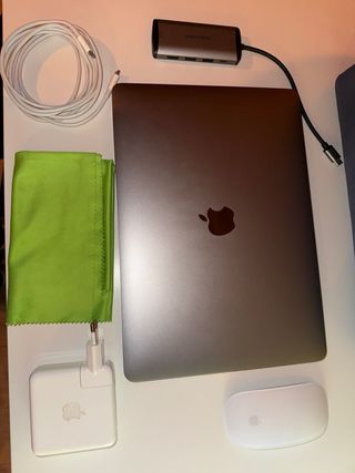 Macbook Pro M2 Gris con Accesorios