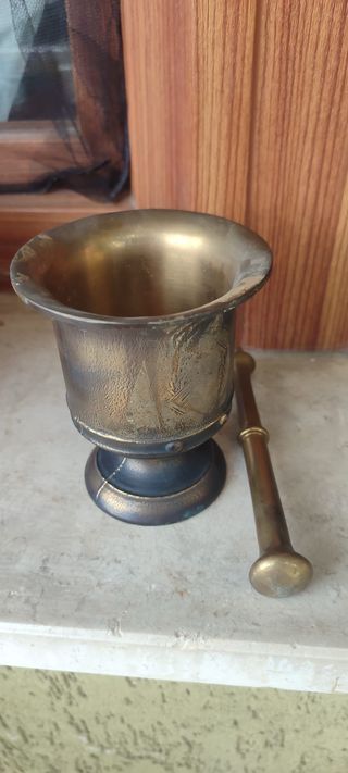 Mortaio e pestello in metallo