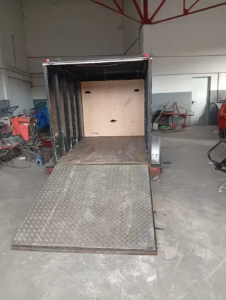 Remolque cerrado negro