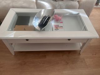 Mesa de centro de cristal y madera