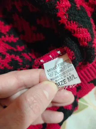 Vestido de punto estampado rojo y negro