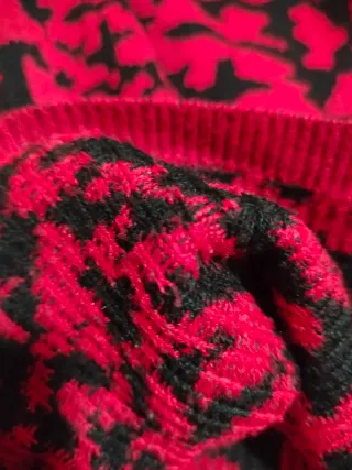 Vestido de punto estampado rojo y negro