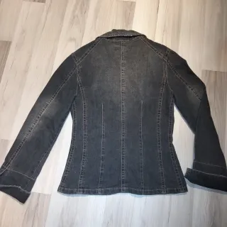 Chaqueta vaquera entallada