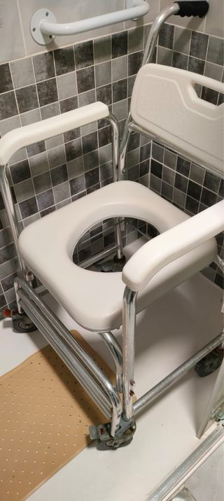 Silla para aseo personal de persona con movilidad