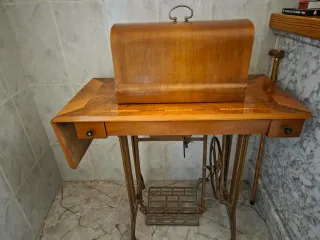 Máquina de coser antigua REFREY