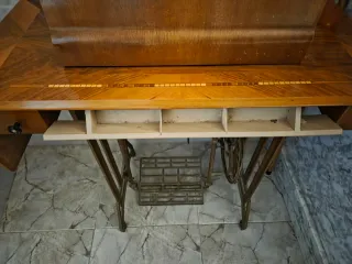 Máquina de coser antigua REFREY