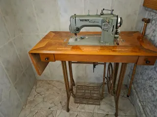 Máquina de coser antigua REFREY