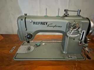 Máquina de coser antigua REFREY