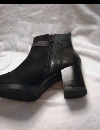 Botines negros con hebilla