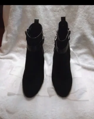 Botines negros con hebilla