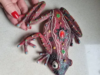 Rana decorativa da parete multicolor