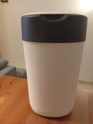 Contenedor de pañales blanco y negro Tommy teppee