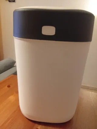 Contenedor de pañales blanco y negro Tommy teppee