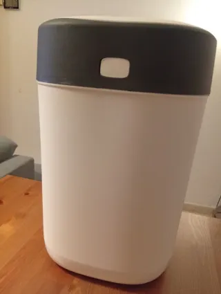 Contenedor de pañales blanco y negro Tommy teppee