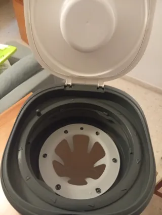 Contenedor de pañales blanco y negro Tommy teppee