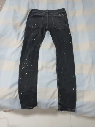 Vaqueros negros rotos pintados