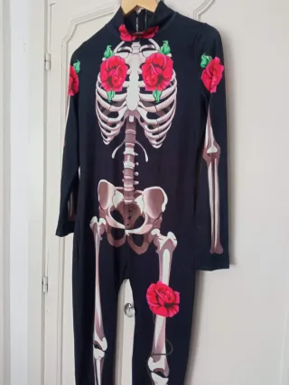 Mono esqueleto con rosas Talla XL sin estrenar