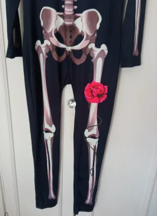 Mono esqueleto con rosas Talla XL sin estrenar