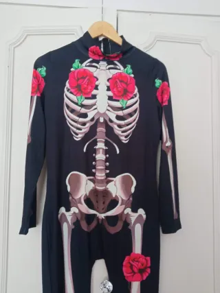 Mono esqueleto con rosas Talla XL sin estrenar