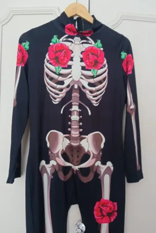 Mono esqueleto con rosas Talla XL sin estrenar