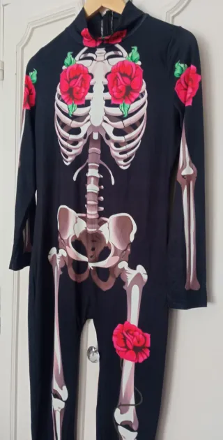Mono esqueleto con rosas Talla XL sin estrenar
