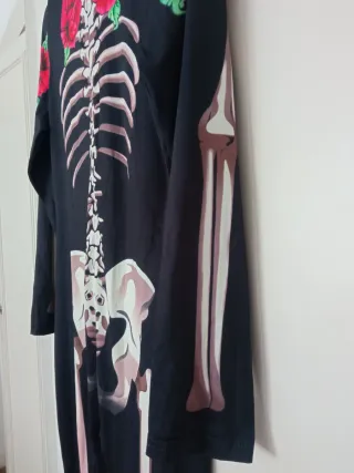 Mono esqueleto con rosas Talla XL sin estrenar