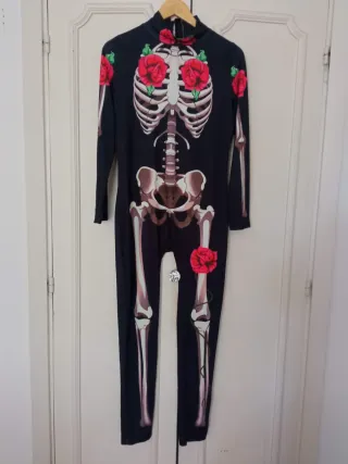 Mono esqueleto con rosas Talla XL sin estrenar