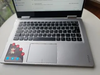 Portátil táctil 360° Lenovo Yoga –SSD muy cuidado