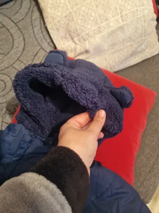 Buzo de bebé azul con capucha para 6 meses.