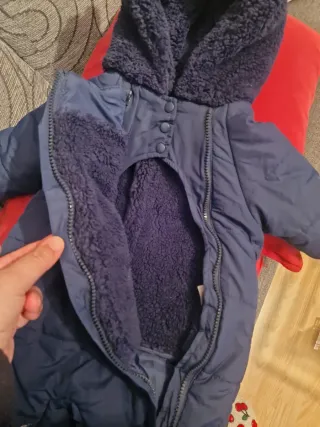 Buzo de bebé azul con capucha para 6 meses.