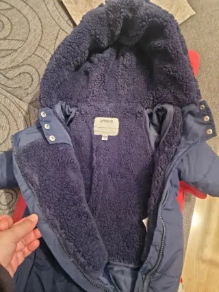 Buzo de bebé azul con capucha para 6 meses.