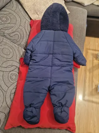 Buzo de bebé azul con capucha para 6 meses.