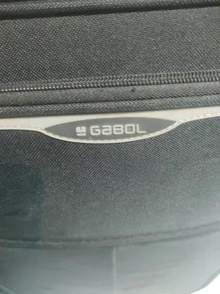 Maleta de viaje con ruedas negra