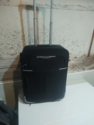 Maleta de viaje con ruedas negra