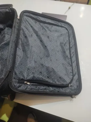 Maleta de viaje con ruedas negra