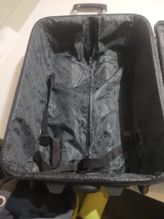 Maleta de viaje con ruedas negra