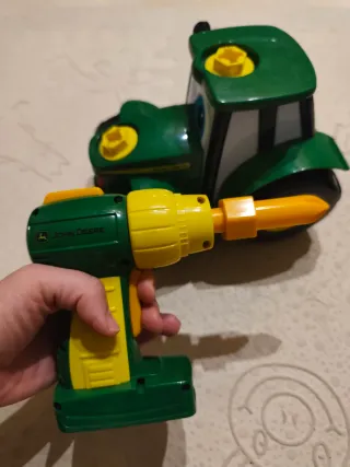 Tractor John Deere con taladro