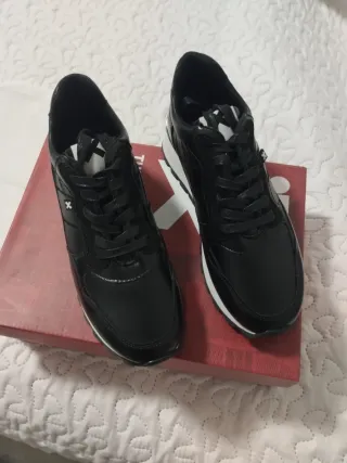 Zapatos negros de moda