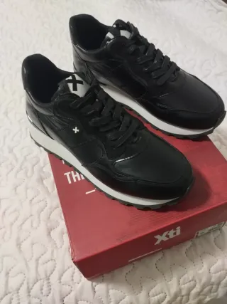 Zapatos negros de moda