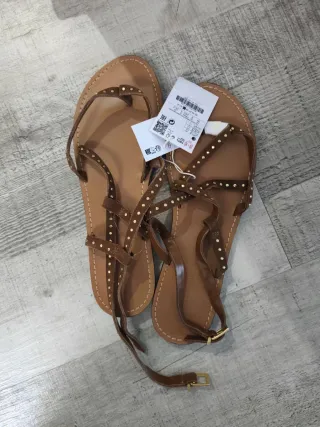 Sandalias Stradivarius Marrones con Tachuelas Dora