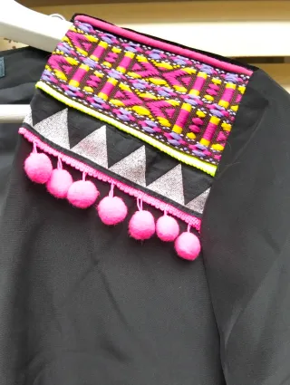 Chaqueta Negra Bordada Multicolor