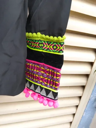Chaqueta Negra Bordada Multicolor