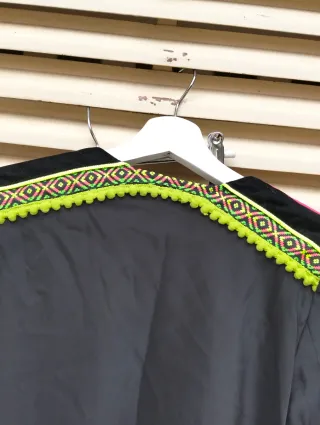 Chaqueta Negra Bordada Multicolor