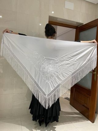 Mantón de pico bordado blanco XXL