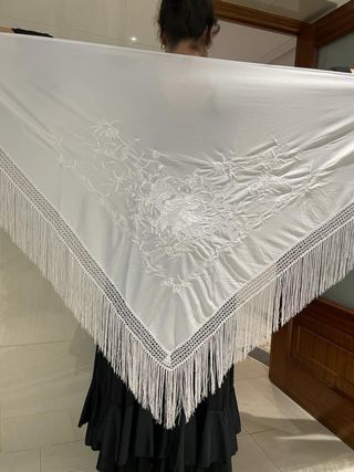 Mantón de pico bordado blanco XXL