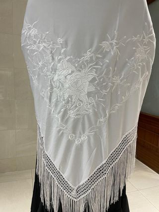 Mantón de pico bordado blanco XXL