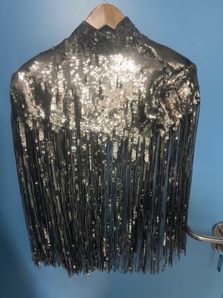 Mini capa fiesta flecos plateada