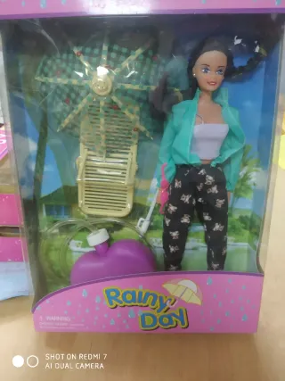 Muñeca Rainy Day con paraguas y accesorios