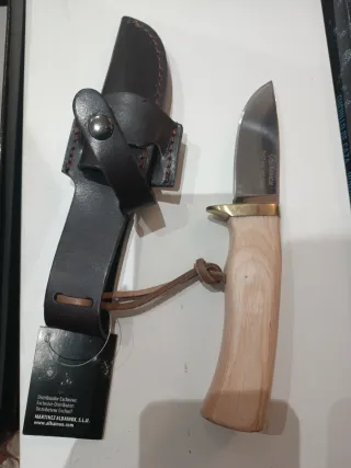 Cuchillo de monte AlbaInox con funda