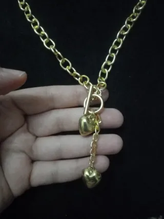 Collar dorado con corazones